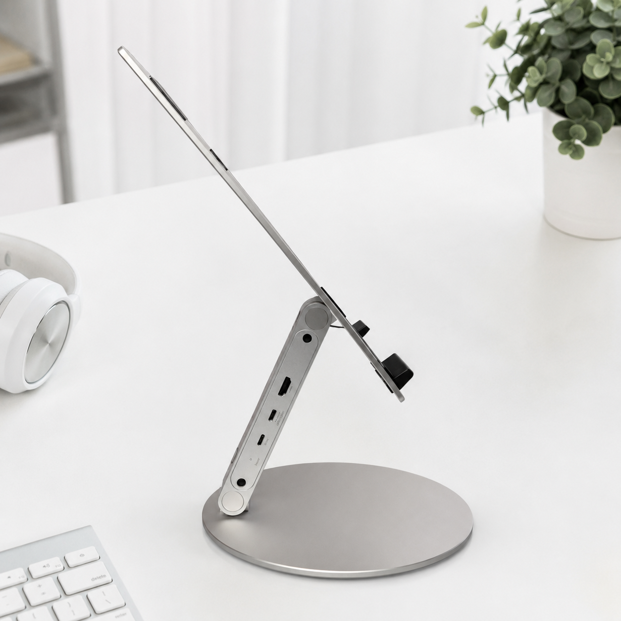FlexStand USB-C dock with MacBook Pro on clean desk setup#Style_FlexStand - Laptop Stand
